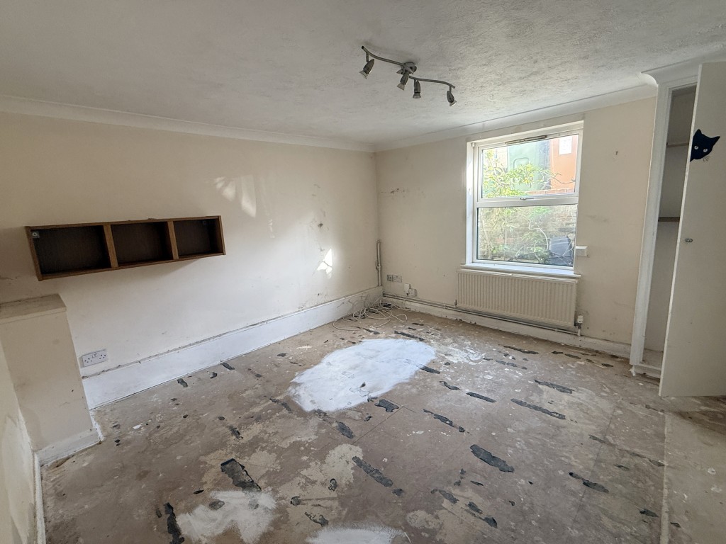 Lot: 7 - FLAT IN NEED OF IMPROVEMENT INCLUDING FREEHOLD INTEREST - Living Room in Flat in need of improvement
